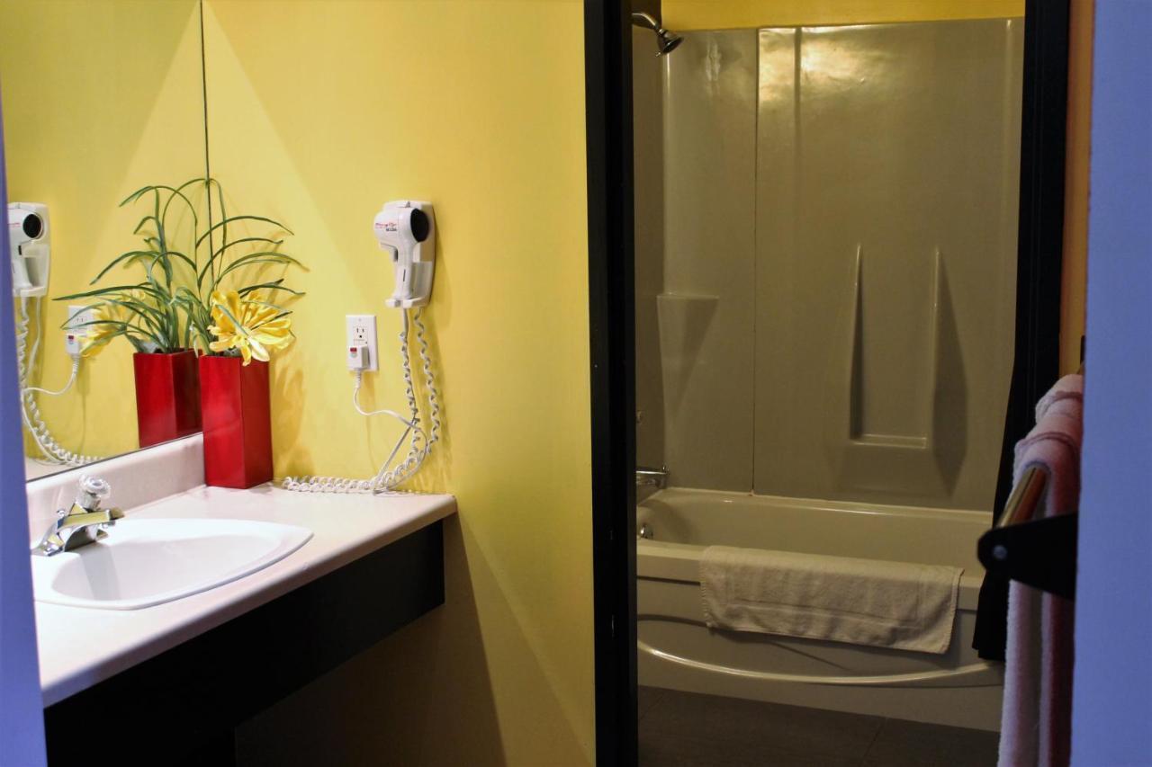 Motel Du Canton Valcourt Экстерьер фото