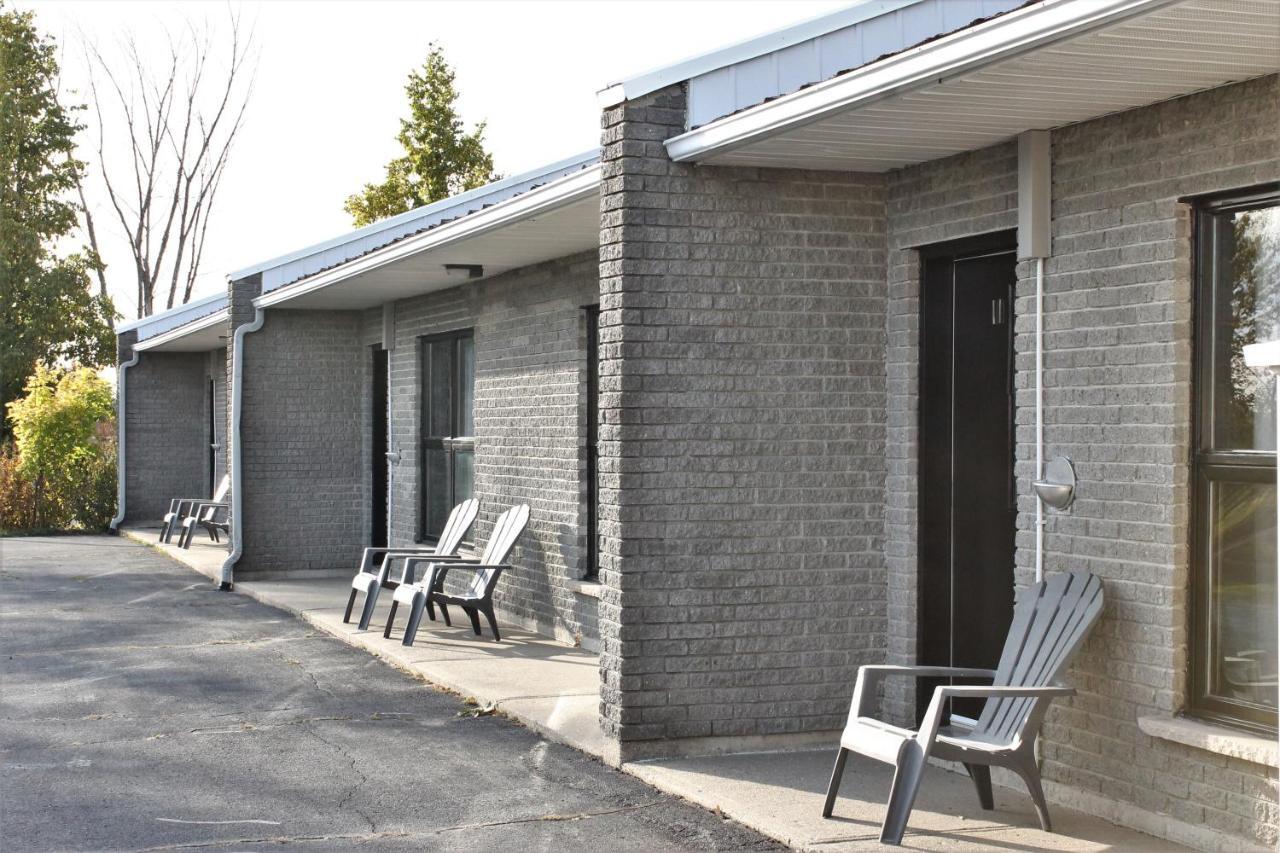 Motel Du Canton Valcourt Экстерьер фото